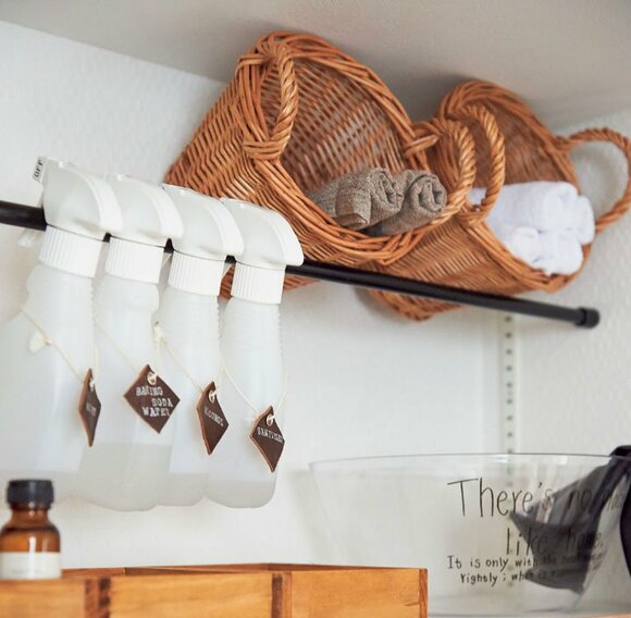 突っぱり棒を使ってカゴや洗剤類を空中収納