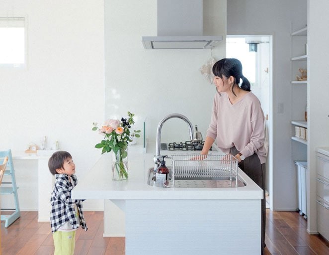 キッチンで向かい合う親子