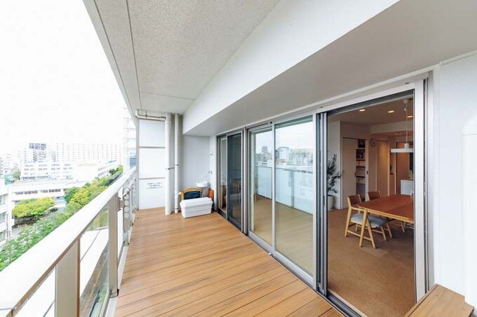 室内とフラットにつながるバルコニー