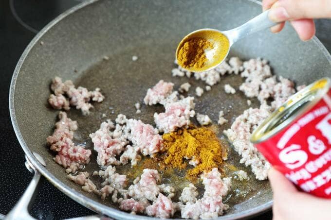 カレー粉を入れる