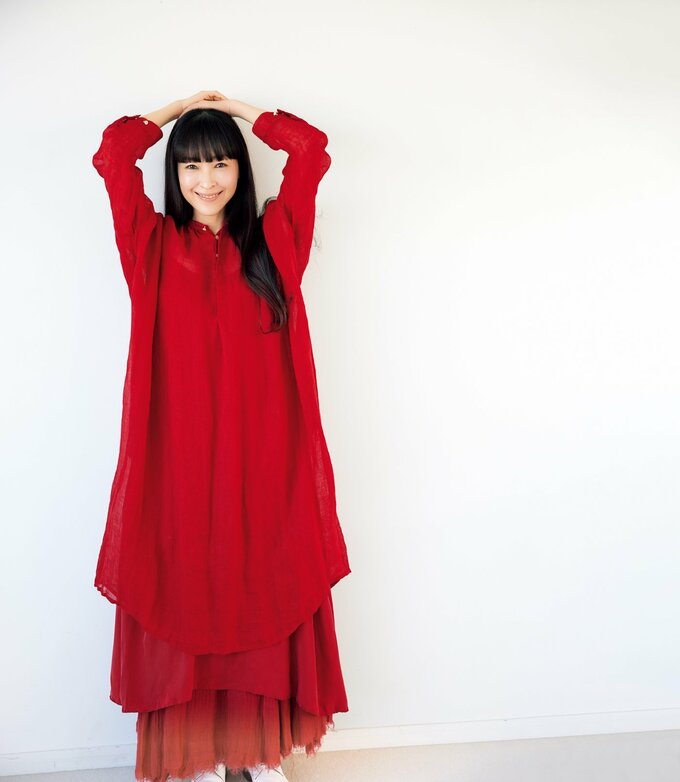 赤い服を着ている麻生久美子さん