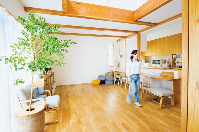 整理整頓されたリビングで過ごす女性