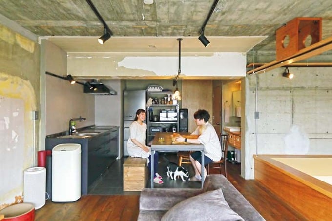 キッチンでくつろぐMさんとパートナー