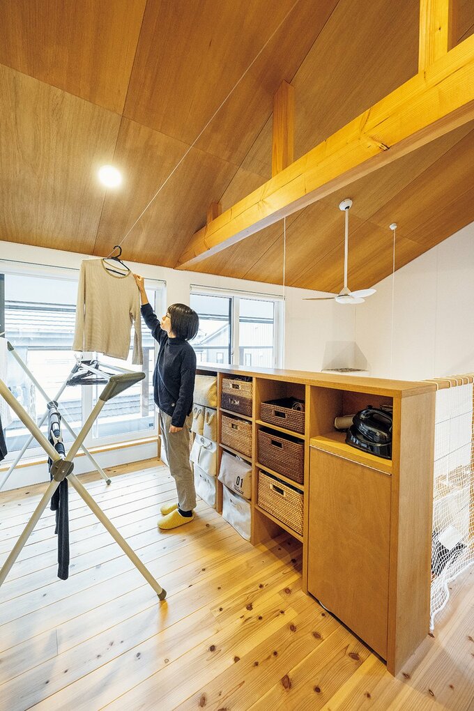 室内物干し場に収納カウンターを造作