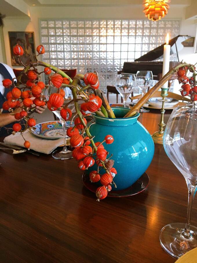 花ビンにほおづきを差した様子