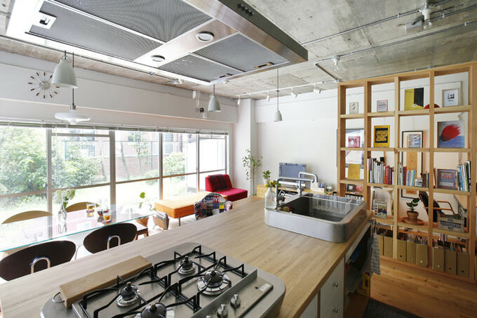 木のテーブルのオリジナルキッチン