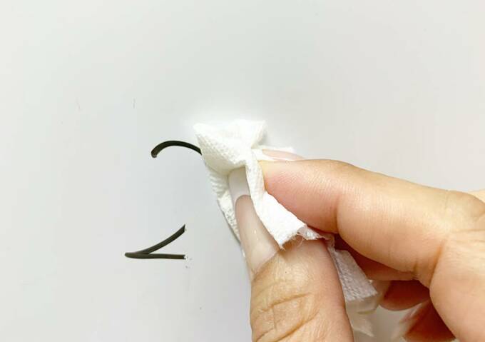 ティッシュで書いたものを消す様子