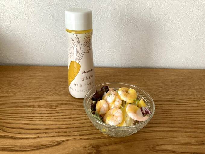 富良野の野菜でできたクリーミードレッシングとサラダ