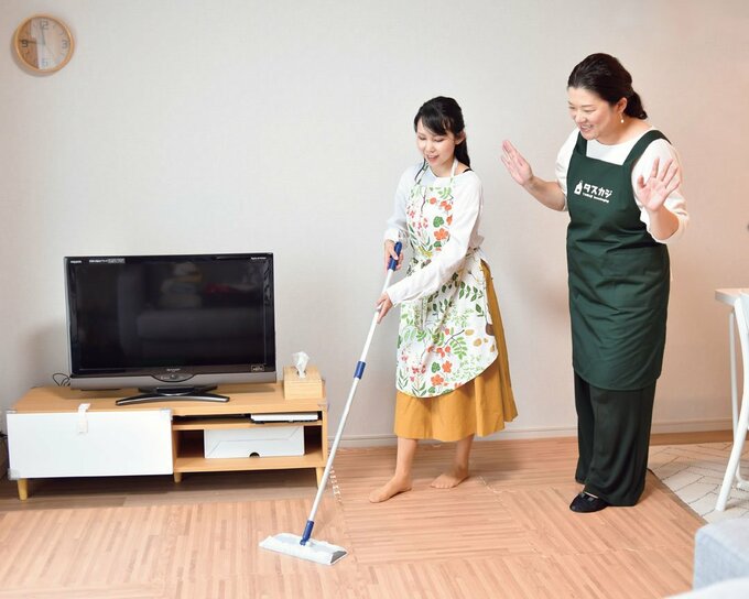 女性二人フロアモップで掃除