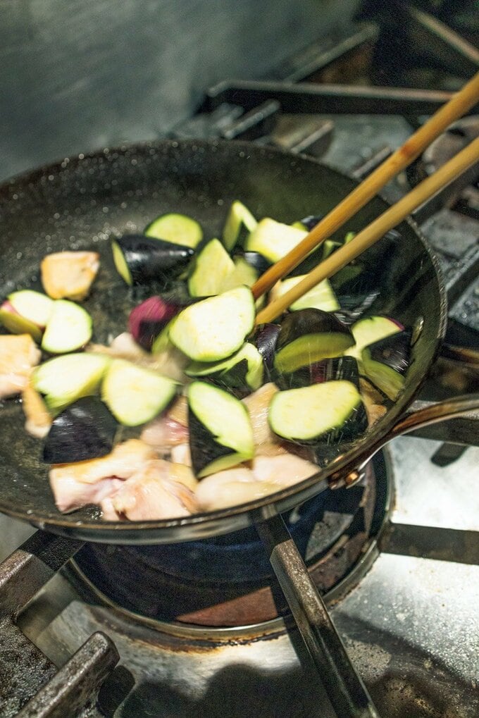 鶏肉とナスを炒めている写真