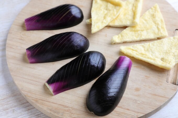 ナスと揚げをカット