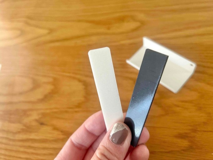 取りつけ用マグネット、粘着テープ