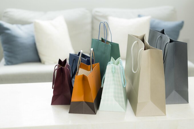 紙袋が並んでいる様子