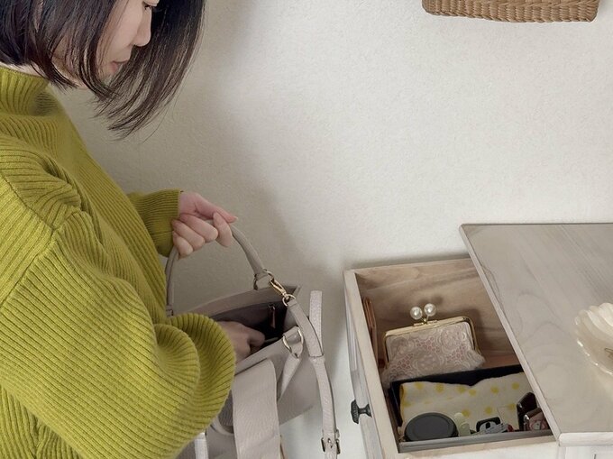 小物を引き出しに入れる