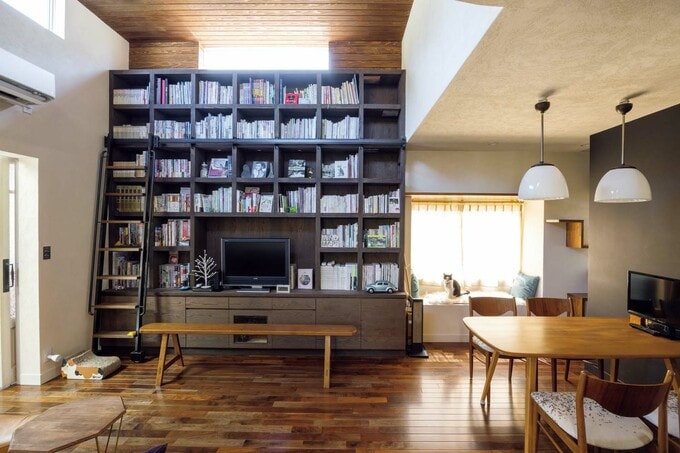 大きな本棚を設けたリビングダイニング