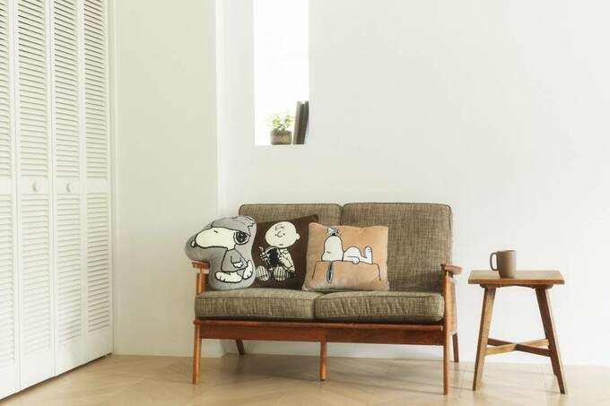 ソファにスヌーピーのクッション