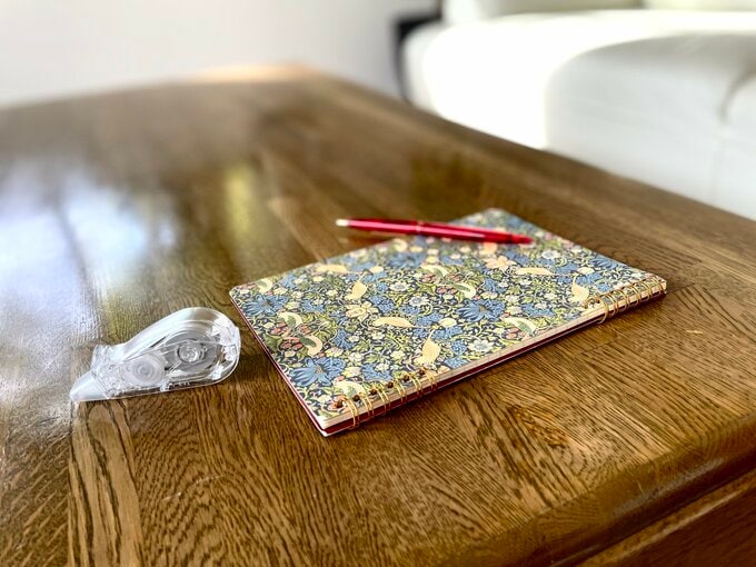 机に置かれたノートとペン