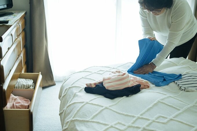 洗濯ものを畳む足立洋子さん