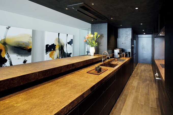 ブラックで統一したワイドかつオープンなキッチン