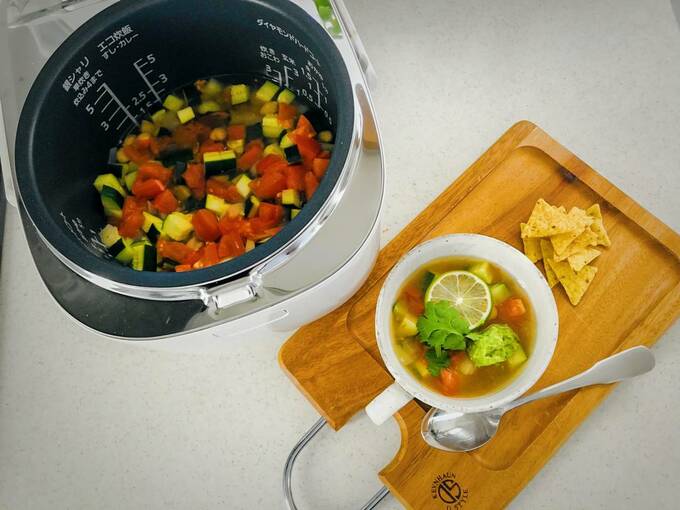 炊飯器とお盆に料理