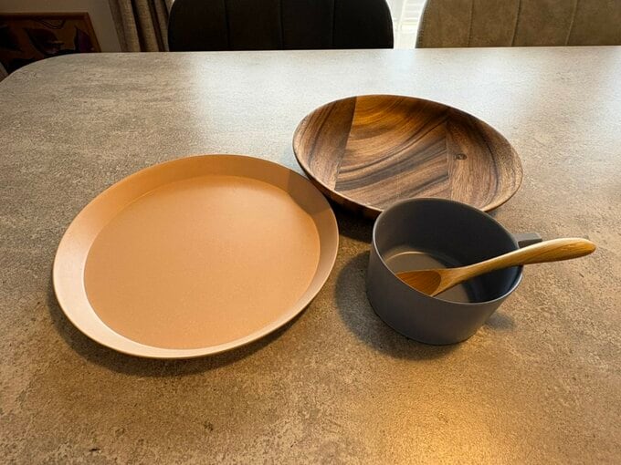 プラやメラミン、木製食器やカトラリーが並んだダイニングテーブル