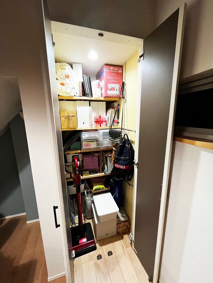 階段下は妻の収納