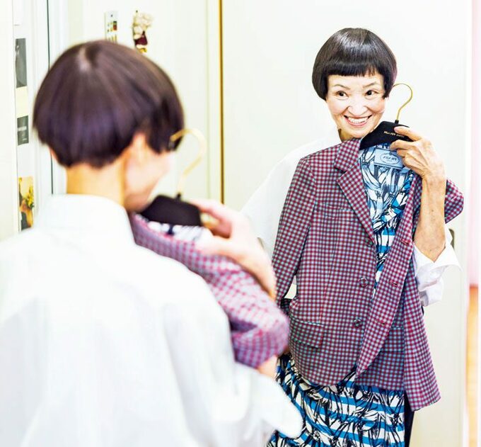 鏡の前の村上さん