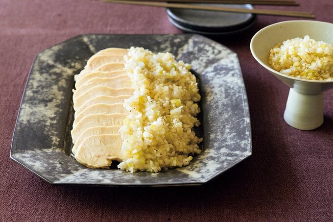 蒸し鶏の塩ネギソース