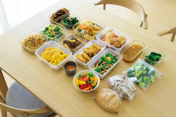 テーブルの上に並んだおかず