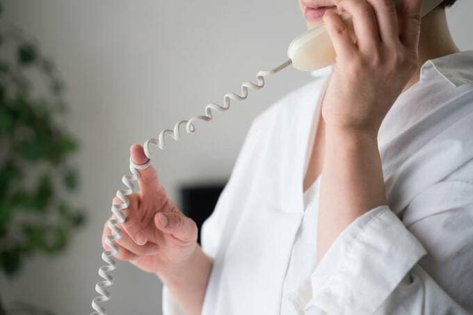 電話をする様子