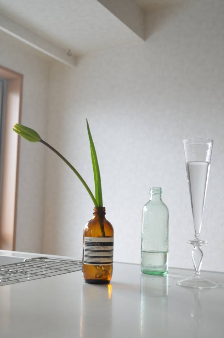 ガラスビンにチューリップを一輪で 春を待つ時間が楽しくなる Esseonline エッセ オンライン