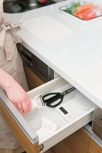 調理台下に下ごしらえ用のツールをゆったり配置