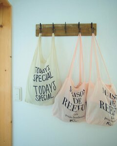 部屋着を入れたエコバッグを並べて壁面を演出