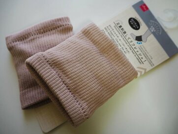 ダイソー110円「まるで竹ふみサポーター」。はくだけで足裏の疲れが癒やされる！