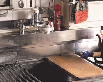 団地でひとり暮らしの88歳。「狭い台所もすっきり」キレイに保つ小さな知恵と習慣【2023年家事コツ部門3位】