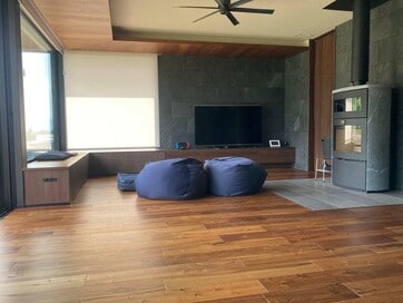 リビング窓際にベンチを造作、広々＆掃除しやすい家に。ソファなしの生活って快適