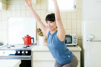 スキマ時間のプチ運動に！代謝が上がり、おなか回りがスッキリする「ヨガのポーズ」3つ