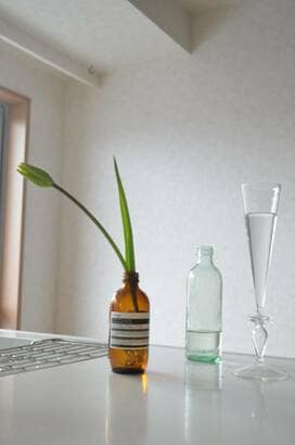 ガラスビンにチューリップを一輪で、春を待つ時間が楽しくなる