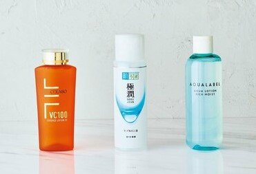 (左から)VC100エッセンスローションEX、肌ラボ極潤ヒアルロン液、アクアウエルネスアクアローション