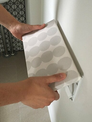 ロックをはずして棚板をたたむ