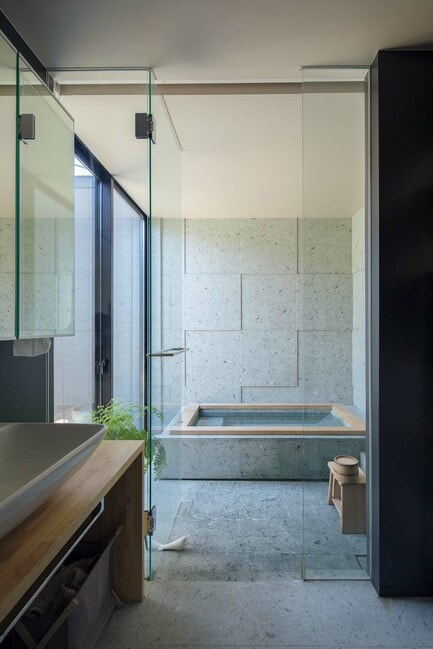 十和田石をふんだんに使ったバスルーム