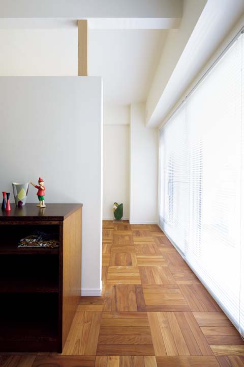 リビングとの間を壁で仕切るのみとした寝室