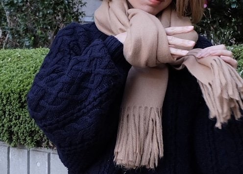 つくった輪っかに、短い方の先端を下からくぐらせる