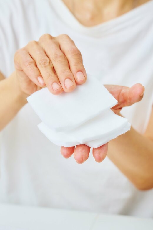 手のひらに大判のコットンを4枚重ねて乗せている