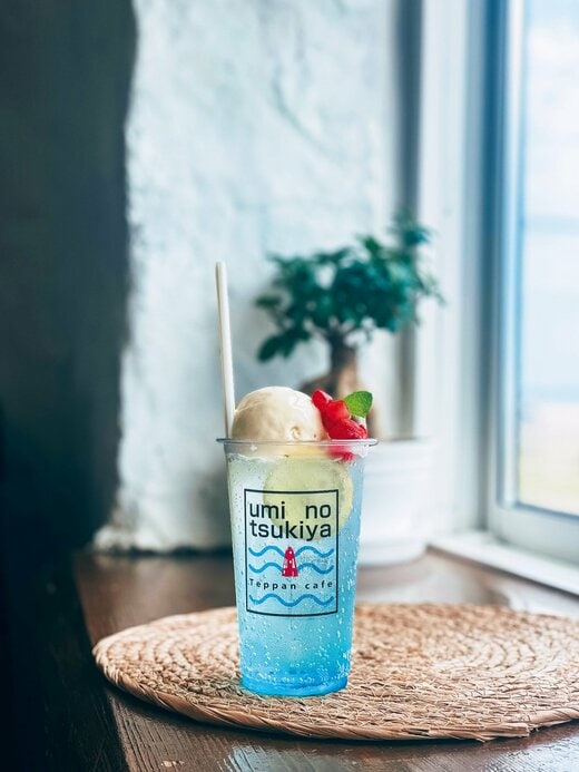 窓際におかれたアイスがのっているドリンク