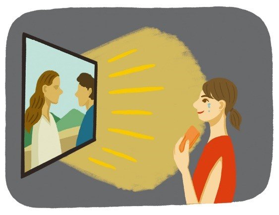 映画を見て涙を流す女性