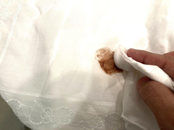 ハンドソープを染みこませたペーパーでしみ抜き