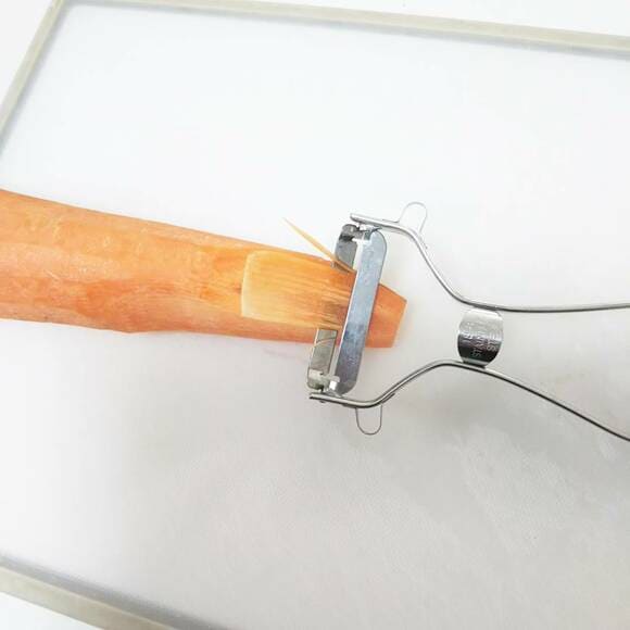 ニンジンをピーラーでむく