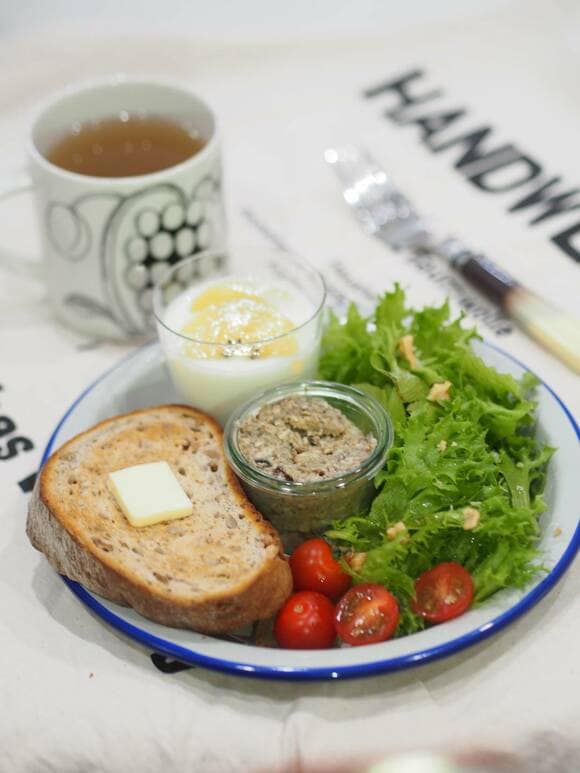 全粒粉パン、イワシ缶ディップ、グリーンサラダ、キウイのせヨーグルト