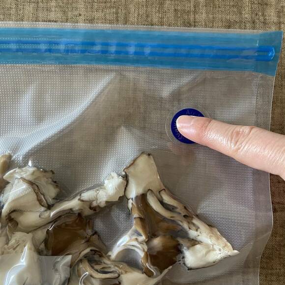 脱気バルブを指で押す